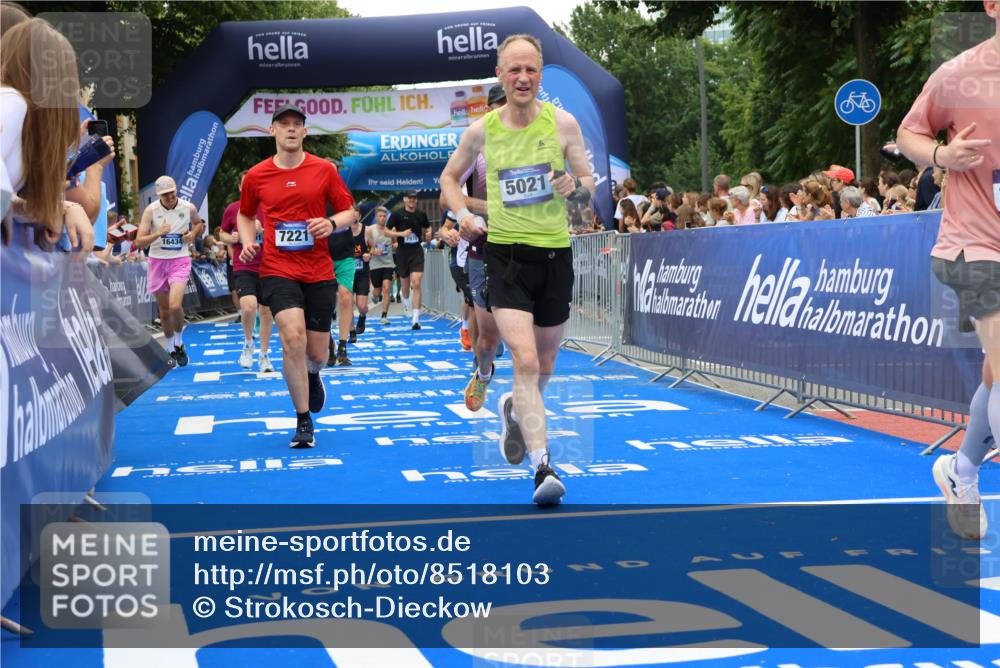 29.06.2025 - hella hamburg halbmarathon Strokosch-Dieckow http://msf.ph/oto/8518103 29.06.2025 10:55:45 Ziel 1120, 1143, 1179, 1834, 2612, 2955, 3256, 3668, 4772, 4897, 5021, 6569, 6924, 7221, 7976, 8255, 8618, 10212, 11039, 12483, 12858, 13474, 14365, 14909, 15896, 16401, 16434, 16786, 18064, 18125, 18190, 18867, 19047 meine-sportfotos.de