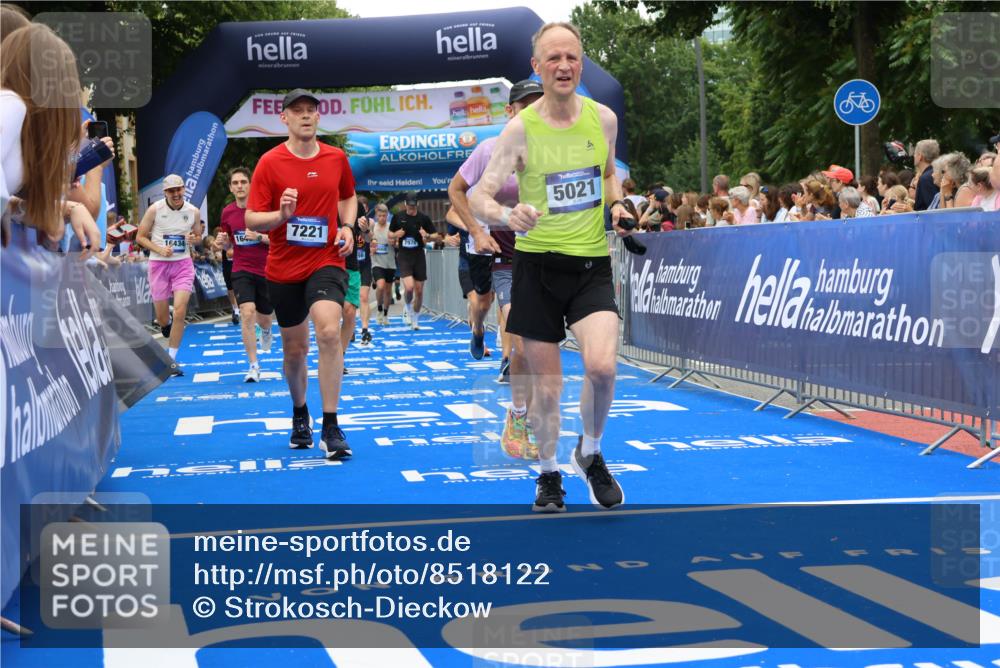 29.06.2025 - hella hamburg halbmarathon Strokosch-Dieckow http://msf.ph/oto/8518122 29.06.2025 10:55:45 Ziel 1120, 1143, 1179, 1834, 2612, 2955, 3256, 3668, 4772, 4897, 5021, 6569, 6924, 7221, 7976, 8255, 8618, 10212, 11039, 12483, 12858, 13474, 14365, 14909, 15896, 16401, 16434, 16786, 18064, 18125, 18190, 18867, 19047 meine-sportfotos.de