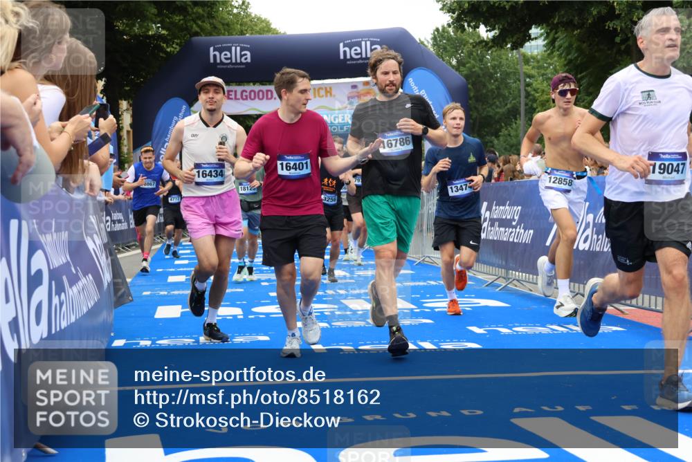 29.06.2025 - hella hamburg halbmarathon Strokosch-Dieckow http://msf.ph/oto/8518162 29.06.2025 10:55:47 Ziel 1143, 1179, 1834, 2612, 3256, 3668, 4772, 5021, 6569, 6924, 7221, 7976, 8255, 8618, 8968, 9246, 10212, 12483, 12858, 13474, 14365, 14909, 16401, 16434, 16786, 18125, 18190, 18867, 19047 meine-sportfotos.de