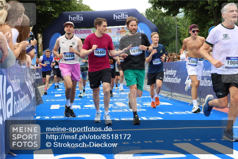 29.06.2025 - hella hamburg halbmarathon Strokosch-Dieckow http://msf.ph/oto/8518172 29.06.2025 10:55:47 Ziel 1143, 1179, 1834, 2612, 3256, 3668, 4772, 5021, 6569, 6924, 7221, 7976, 8255, 8618, 8968, 9246, 10212, 12483, 12858, 13474, 14365, 14909, 16401, 16434, 16786, 18125, 18190, 18867, 19047 meine-sportfotos.de