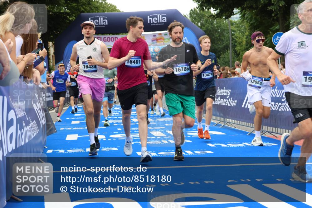 29.06.2025 - hella hamburg halbmarathon Strokosch-Dieckow http://msf.ph/oto/8518180 29.06.2025 10:55:47 Ziel 1143, 1179, 1834, 2612, 3256, 3668, 4772, 5021, 6569, 6924, 7221, 7976, 8255, 8618, 8968, 9246, 10212, 12483, 12858, 13474, 14365, 14909, 16401, 16434, 16786, 18125, 18190, 18867, 19047 meine-sportfotos.de
