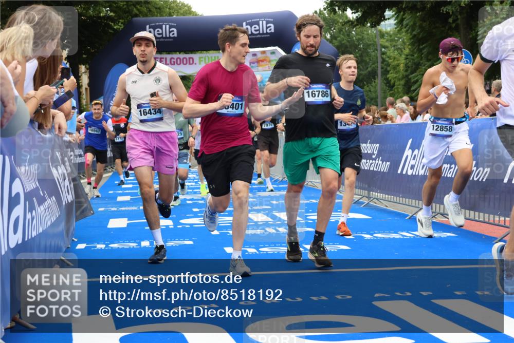29.06.2025 - hella hamburg halbmarathon Strokosch-Dieckow http://msf.ph/oto/8518192 29.06.2025 10:55:47 Ziel 1143, 1179, 1834, 2612, 3256, 3668, 4772, 5021, 6569, 6924, 7221, 7976, 8255, 8618, 8968, 9246, 10212, 12483, 12858, 13474, 14365, 14909, 16401, 16434, 16786, 18125, 18190, 18867, 19047 meine-sportfotos.de