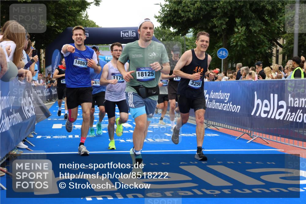 29.06.2025 - hella hamburg halbmarathon Strokosch-Dieckow http://msf.ph/oto/8518222 29.06.2025 10:55:50 Ziel 1179, 2612, 3256, 3668, 4772, 5021, 6569, 7147, 7221, 7976, 8968, 9246, 10084, 12858, 13474, 14365, 15868, 15884, 16401, 16434, 16786, 18125, 18867, 19047 meine-sportfotos.de