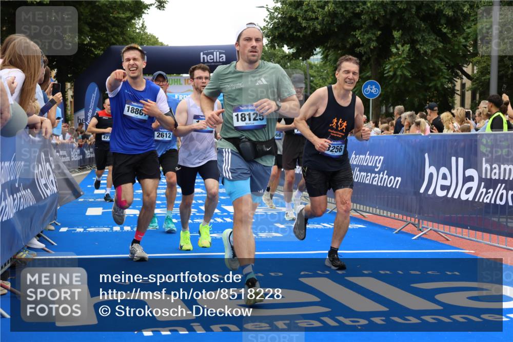 29.06.2025 - hella hamburg halbmarathon Strokosch-Dieckow http://msf.ph/oto/8518228 29.06.2025 10:55:50 Ziel 1179, 2612, 3256, 3668, 4772, 5021, 6569, 7147, 7221, 7976, 8968, 9246, 10084, 12858, 13474, 14365, 15868, 15884, 16401, 16434, 16786, 18125, 18867, 19047 meine-sportfotos.de