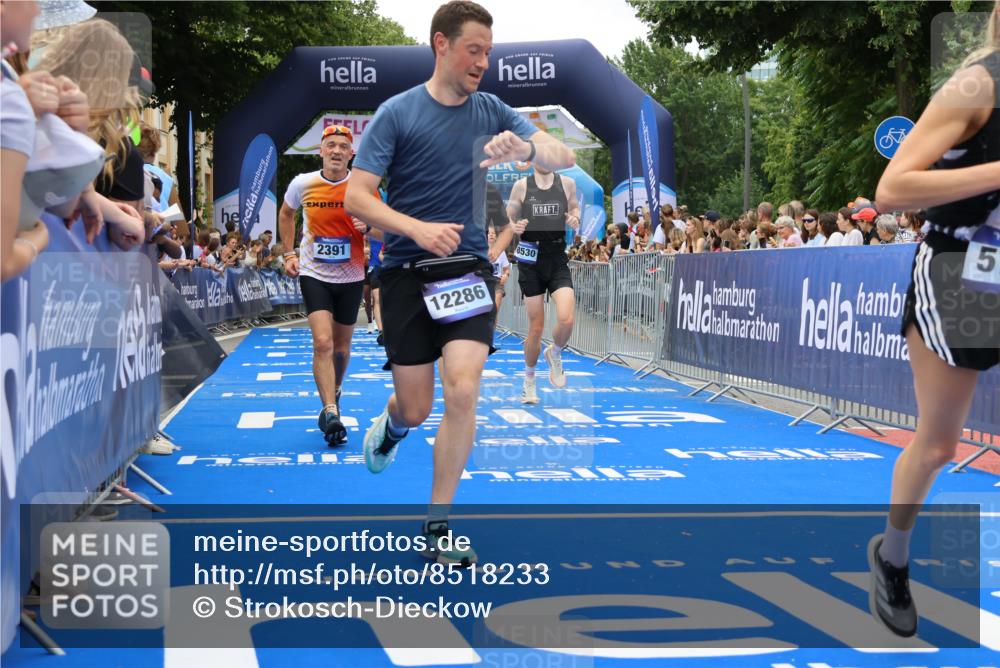 29.06.2025 - hella hamburg halbmarathon Strokosch-Dieckow http://msf.ph/oto/8518233 29.06.2025 11:02:00 Ziel 1147, 1531, 2391, 3182, 3248, 3400, 3698, 4095, 5547, 5775, 5870, 7757, 9611, 10177, 11465, 12125, 12286, 13699, 15859, 16614, 16808, 17818, 18530 meine-sportfotos.de