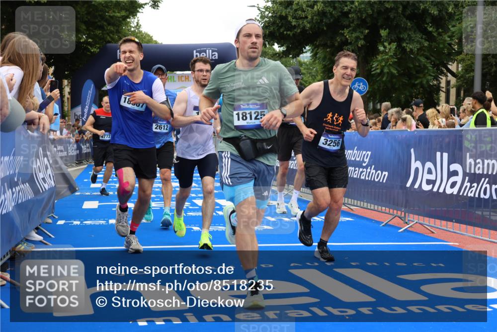 29.06.2025 - hella hamburg halbmarathon Strokosch-Dieckow http://msf.ph/oto/8518235 29.06.2025 10:55:50 Ziel 1179, 2612, 3256, 3668, 4772, 5021, 6569, 7147, 7221, 7976, 8968, 9246, 10084, 12858, 13474, 14365, 15868, 15884, 16401, 16434, 16786, 18125, 18867, 19047 meine-sportfotos.de