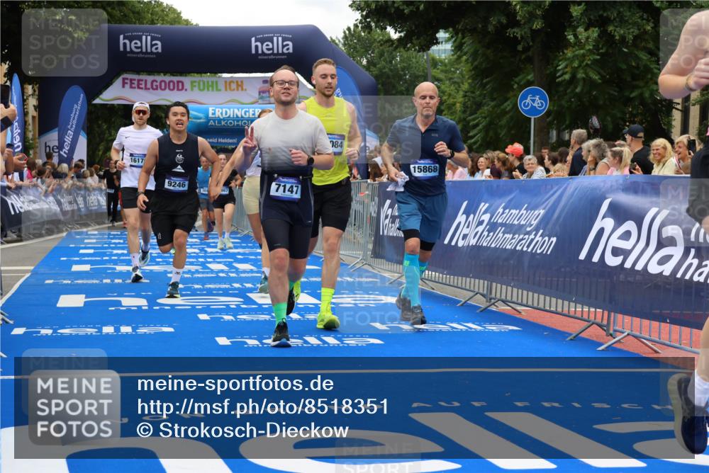 29.06.2025 - hella hamburg halbmarathon Strokosch-Dieckow http://msf.ph/oto/8518351 29.06.2025 10:55:55 Ziel 1179, 1180, 2612, 3042, 3256, 3668, 4772, 7147, 7976, 8968, 9246, 10084, 13474, 14867, 15184, 15868, 15884, 16176, 18125, 18867 meine-sportfotos.de