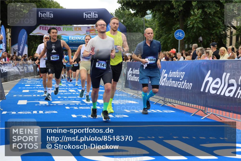 29.06.2025 - hella hamburg halbmarathon Strokosch-Dieckow http://msf.ph/oto/8518370 29.06.2025 10:55:56 Ziel 1179, 1180, 2612, 3042, 3058, 3256, 3668, 4772, 7147, 7976, 8968, 9246, 10084, 14867, 15184, 15868, 15884, 16176, 18212, 18867 meine-sportfotos.de