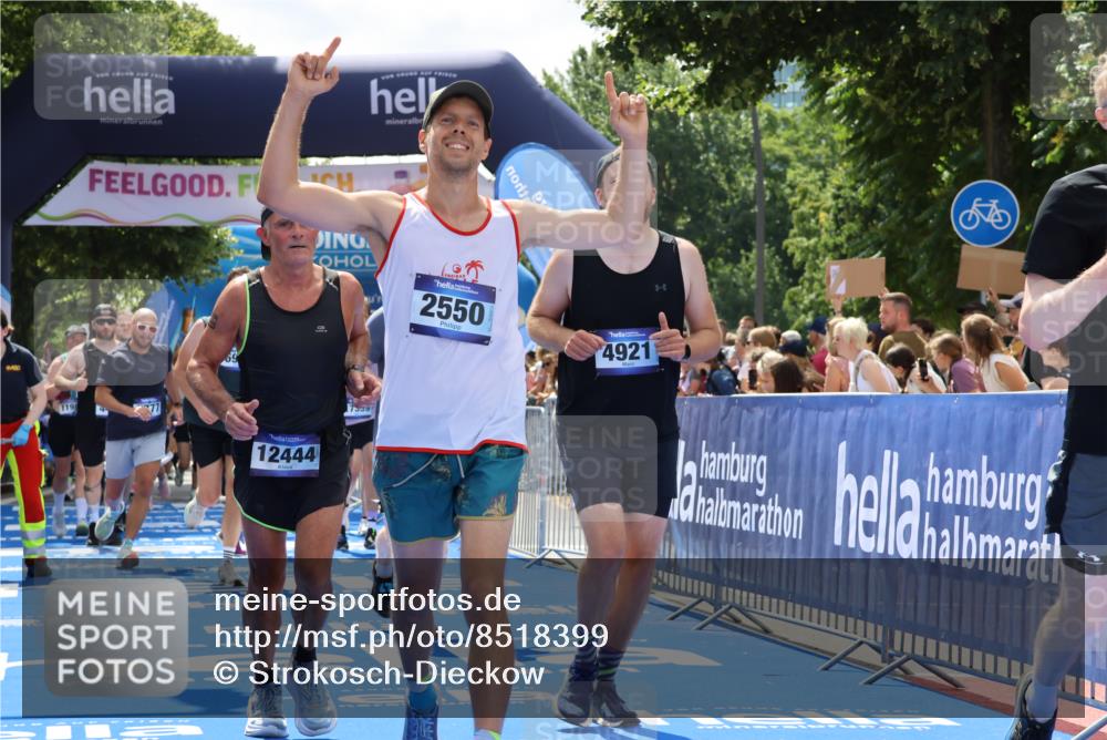 29.06.2025 - hella hamburg halbmarathon Strokosch-Dieckow http://msf.ph/oto/8518399 29.06.2025 11:45:10 Ziel 2550, 3293, 3810, 4412, 4921, 5139, 5901, 6673, 6751, 6917, 7777, 8048, 8984, 11982, 12152, 12254, 12382, 12444, 13952, 13953, 13957, 14959, 15755, 17339 meine-sportfotos.de
