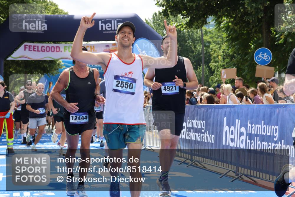 29.06.2025 - hella hamburg halbmarathon Strokosch-Dieckow http://msf.ph/oto/8518414 29.06.2025 11:45:11 Ziel 2550, 3293, 3810, 4412, 4921, 5139, 5901, 6673, 6751, 6917, 7777, 8048, 8984, 11982, 12152, 12254, 12382, 12444, 13952, 13953, 13957, 14959, 15536, 15953, 17339 meine-sportfotos.de