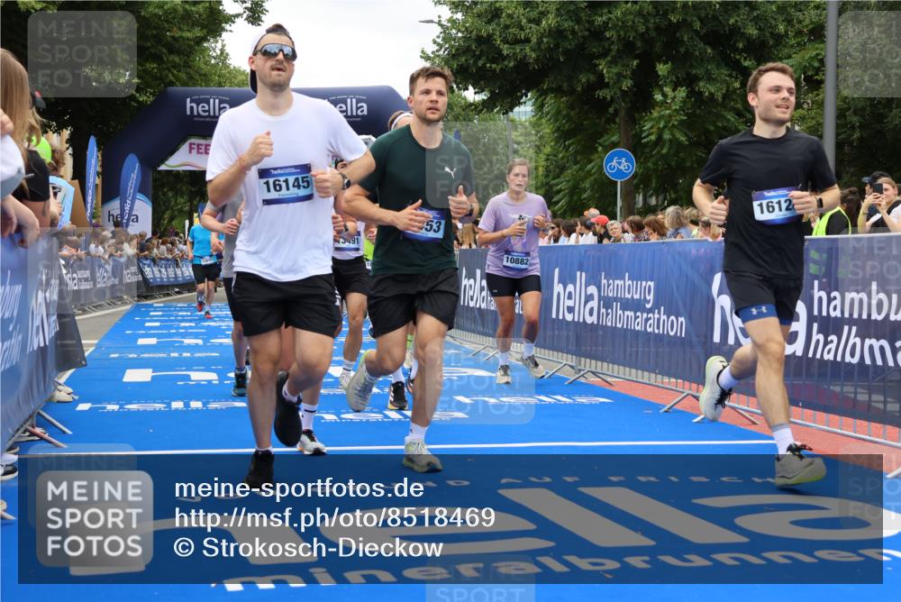 29.06.2025 - hella hamburg halbmarathon Strokosch-Dieckow http://msf.ph/oto/8518469 29.06.2025 11:01:48 Ziel 2591, 3921, 4095, 4859, 5870, 7757, 8590, 9453, 9718, 9752, 10882, 11515, 12761, 12908, 13491, 13558, 13699, 15539, 16128, 16145, 17145, 17532, 17818, 18382, 19246 meine-sportfotos.de