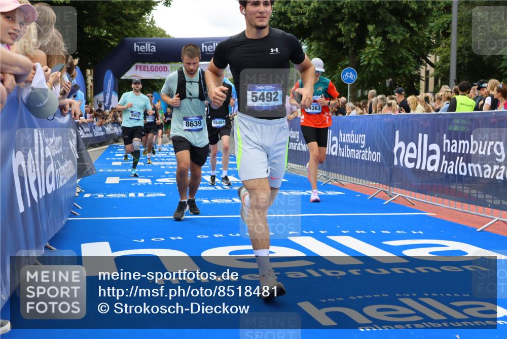 29.06.2025 - hella hamburg halbmarathon Strokosch-Dieckow http://msf.ph/oto/8518481 29.06.2025 10:56:10 Ziel 1193, 3058, 4594, 4813, 5465, 5492, 5570, 7547, 7594, 8330, 8639, 9903, 9907, 10789, 12348, 12545, 14363, 15484, 16113, 16634, 17468, 17640, 17642, 18212, 19152 meine-sportfotos.de