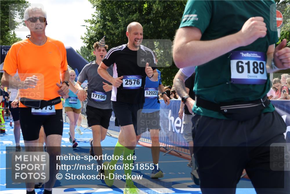 29.06.2025 - hella hamburg halbmarathon Strokosch-Dieckow http://msf.ph/oto/8518551 29.06.2025 11:45:30 Ziel 2069, 2173, 2576, 4972, 6153, 6189, 6397, 7303, 7927, 10901, 10940, 11831, 12022, 12439, 12625, 12654, 12903, 12904, 13830, 14002, 14405, 14558, 15345, 15543, 15933, 15992, 16232, 16512, 16545, 17196, 17355, 17547 meine-sportfotos.de