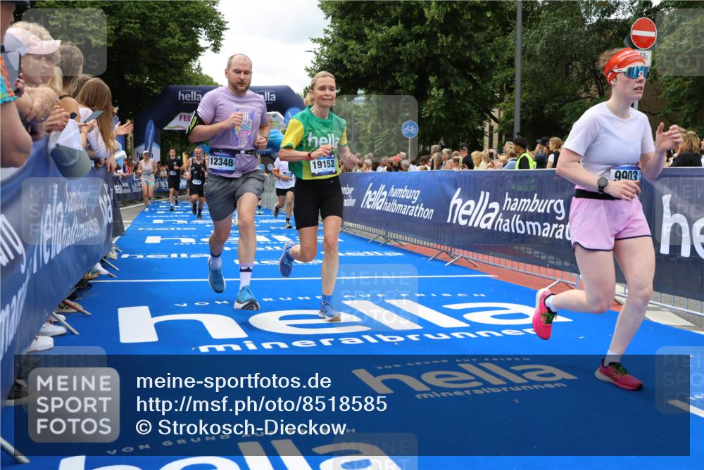 29.06.2025 - hella hamburg halbmarathon Strokosch-Dieckow http://msf.ph/oto/8518585 29.06.2025 10:56:16 Ziel 1193, 3048, 4029, 5465, 5672, 7547, 8639, 9622, 9903, 9907, 10789, 11231, 11309, 12348, 14363, 15300, 15484, 16113, 16375, 16634, 17468, 18117, 18495, 18652, 18741, 19152 meine-sportfotos.de