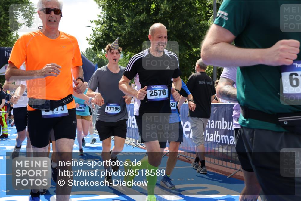 29.06.2025 - hella hamburg halbmarathon Strokosch-Dieckow http://msf.ph/oto/8518589 29.06.2025 11:45:31 Ziel 2069, 2173, 2576, 4325, 4972, 6153, 6189, 6397, 7303, 7927, 10901, 10940, 11801, 11831, 12022, 12439, 12625, 12654, 12903, 12904, 13830, 14002, 14405, 14558, 14856, 15543, 15933, 15992, 16232, 16512, 16552, 17196, 17547 meine-sportfotos.de