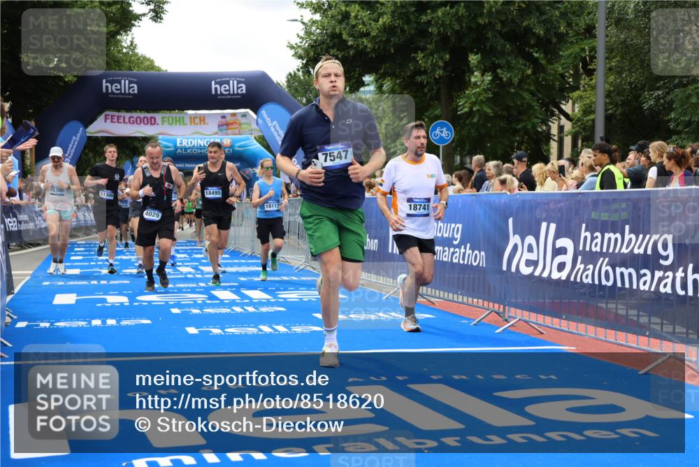 29.06.2025 - hella hamburg halbmarathon Strokosch-Dieckow http://msf.ph/oto/8518620 29.06.2025 10:56:18 Ziel 1193, 3048, 4029, 5465, 5672, 7547, 7742, 8863, 9622, 9903, 10665, 10789, 11231, 11309, 12348, 14363, 15300, 15484, 15818, 16113, 16375, 16634, 17468, 18117, 18495, 18652, 18741, 19152 meine-sportfotos.de