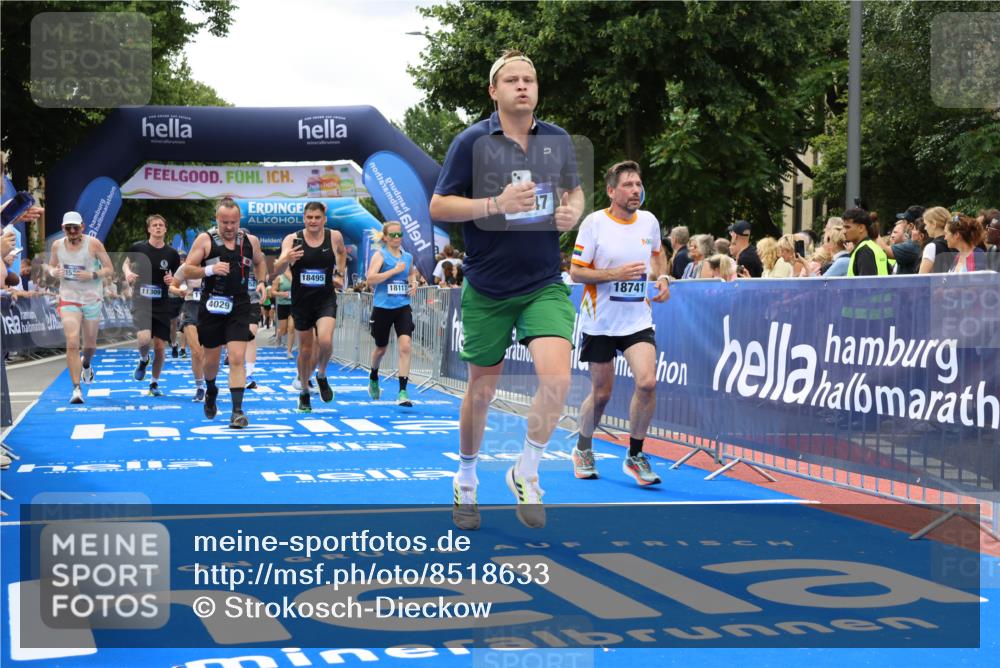 29.06.2025 - hella hamburg halbmarathon Strokosch-Dieckow http://msf.ph/oto/8518633 29.06.2025 10:56:18 Ziel 1193, 3048, 4029, 5465, 5672, 7547, 7742, 8863, 9622, 9903, 10665, 10789, 11231, 11309, 12348, 14363, 15300, 15484, 15818, 16113, 16375, 16634, 17468, 18117, 18495, 18652, 18741, 19152 meine-sportfotos.de