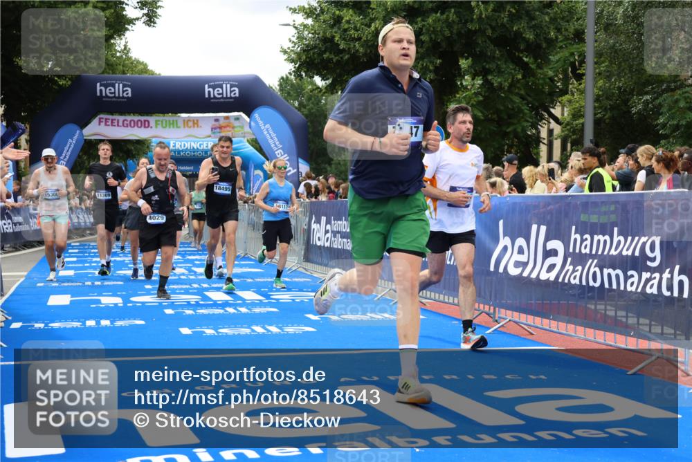 29.06.2025 - hella hamburg halbmarathon Strokosch-Dieckow http://msf.ph/oto/8518643 29.06.2025 10:56:18 Ziel 1193, 3048, 4029, 5465, 5672, 7547, 7742, 8863, 9622, 9903, 10665, 10789, 11231, 11309, 12348, 14363, 15300, 15484, 15818, 16113, 16375, 16634, 17468, 18117, 18495, 18652, 18741, 19152 meine-sportfotos.de