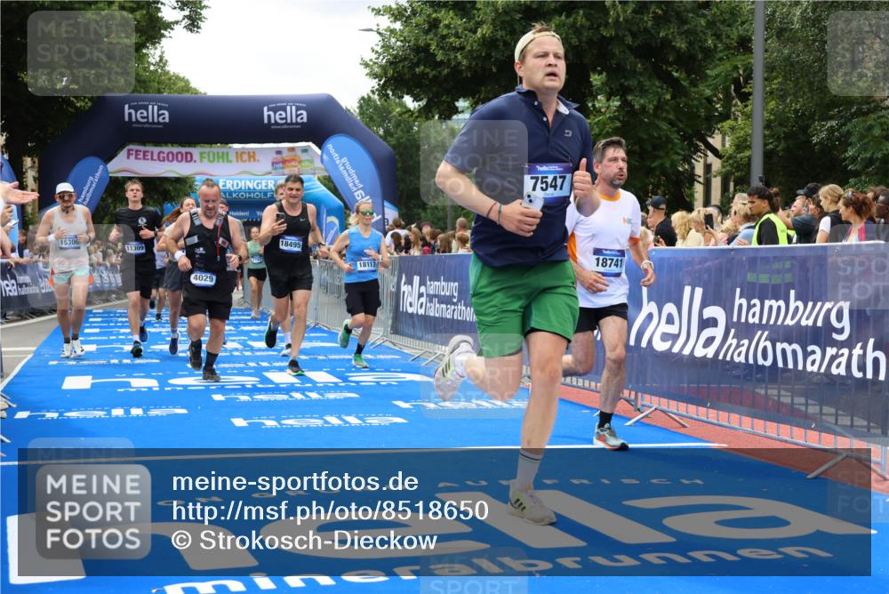 29.06.2025 - hella hamburg halbmarathon Strokosch-Dieckow http://msf.ph/oto/8518650 29.06.2025 10:56:18 Ziel 1193, 3048, 4029, 5465, 5672, 7547, 7742, 8863, 9622, 9903, 10665, 10789, 11231, 11309, 12348, 14363, 15300, 15484, 15818, 16113, 16375, 16634, 17468, 18117, 18495, 18652, 18741, 19152 meine-sportfotos.de