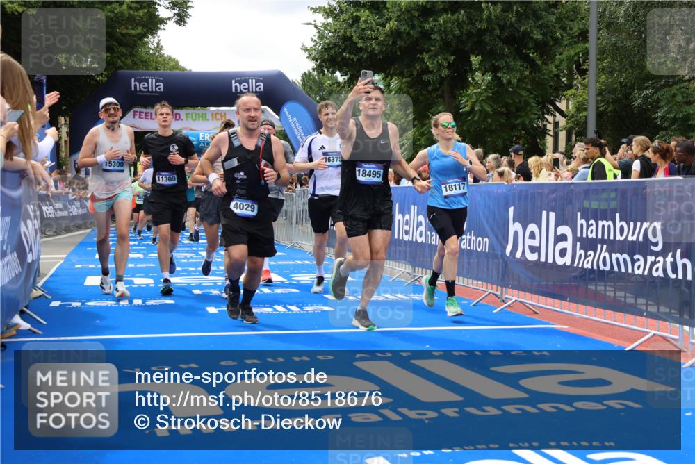 29.06.2025 - hella hamburg halbmarathon Strokosch-Dieckow http://msf.ph/oto/8518676 29.06.2025 10:56:20 Ziel 1193, 3048, 4029, 5465, 5672, 7547, 7742, 8863, 9622, 9903, 10665, 10789, 11231, 11309, 12348, 15300, 15818, 16375, 17468, 17734, 18117, 18495, 18652, 18741, 19152 meine-sportfotos.de