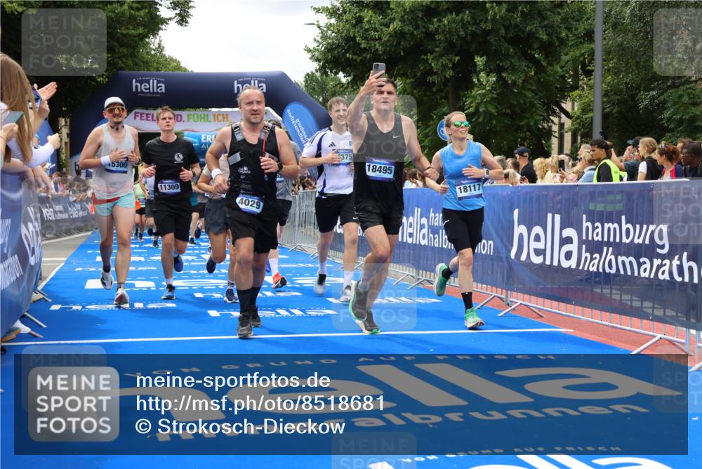 29.06.2025 - hella hamburg halbmarathon Strokosch-Dieckow http://msf.ph/oto/8518681 29.06.2025 10:56:20 Ziel 1193, 3048, 4029, 5465, 5672, 7547, 7742, 8863, 9622, 9903, 10665, 10789, 11231, 11309, 12348, 15300, 15818, 16375, 17468, 17734, 18117, 18495, 18652, 18741, 19152 meine-sportfotos.de