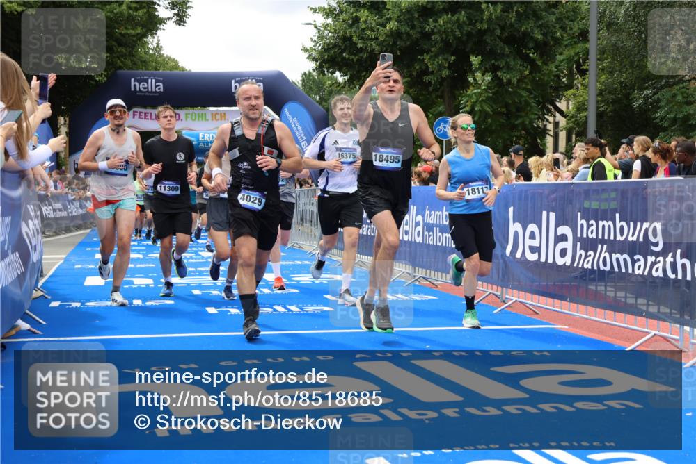 29.06.2025 - hella hamburg halbmarathon Strokosch-Dieckow http://msf.ph/oto/8518685 29.06.2025 10:56:20 Ziel 1193, 3048, 4029, 5465, 5672, 7547, 7742, 8863, 9622, 9903, 10665, 10789, 11231, 11309, 12348, 15300, 15818, 16375, 17468, 17734, 18117, 18495, 18652, 18741, 19152 meine-sportfotos.de