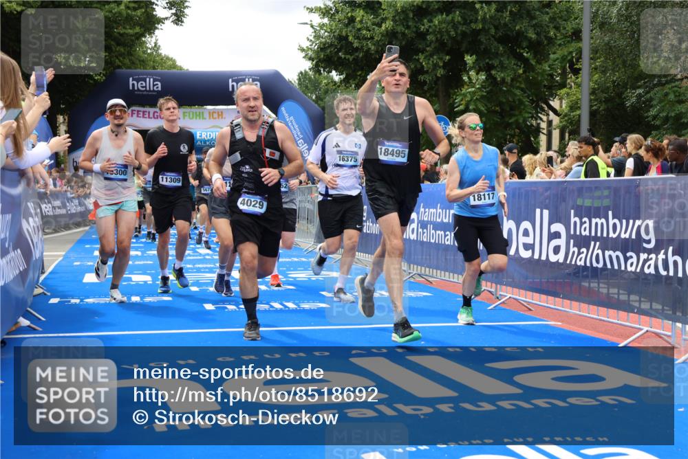 29.06.2025 - hella hamburg halbmarathon Strokosch-Dieckow http://msf.ph/oto/8518692 29.06.2025 10:56:20 Ziel 1193, 3048, 4029, 5465, 5672, 7547, 7742, 8863, 9622, 9903, 10665, 10789, 11231, 11309, 12348, 15300, 15818, 16375, 17468, 17734, 18117, 18495, 18652, 18741, 19152 meine-sportfotos.de
