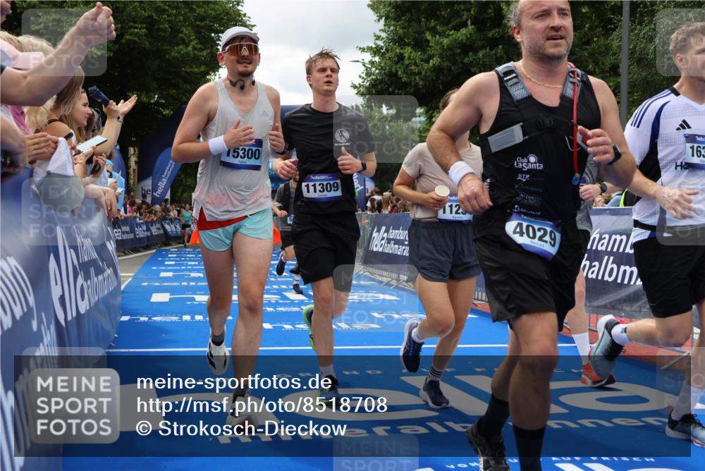 29.06.2025 - hella hamburg halbmarathon Strokosch-Dieckow http://msf.ph/oto/8518708 29.06.2025 10:56:21 Ziel 1193, 3048, 4029, 5465, 5672, 6399, 7547, 7742, 8863, 9622, 9903, 10665, 10789, 11231, 11309, 12348, 15300, 15818, 16257, 16375, 17734, 18117, 18495, 18652, 18741, 19152 meine-sportfotos.de