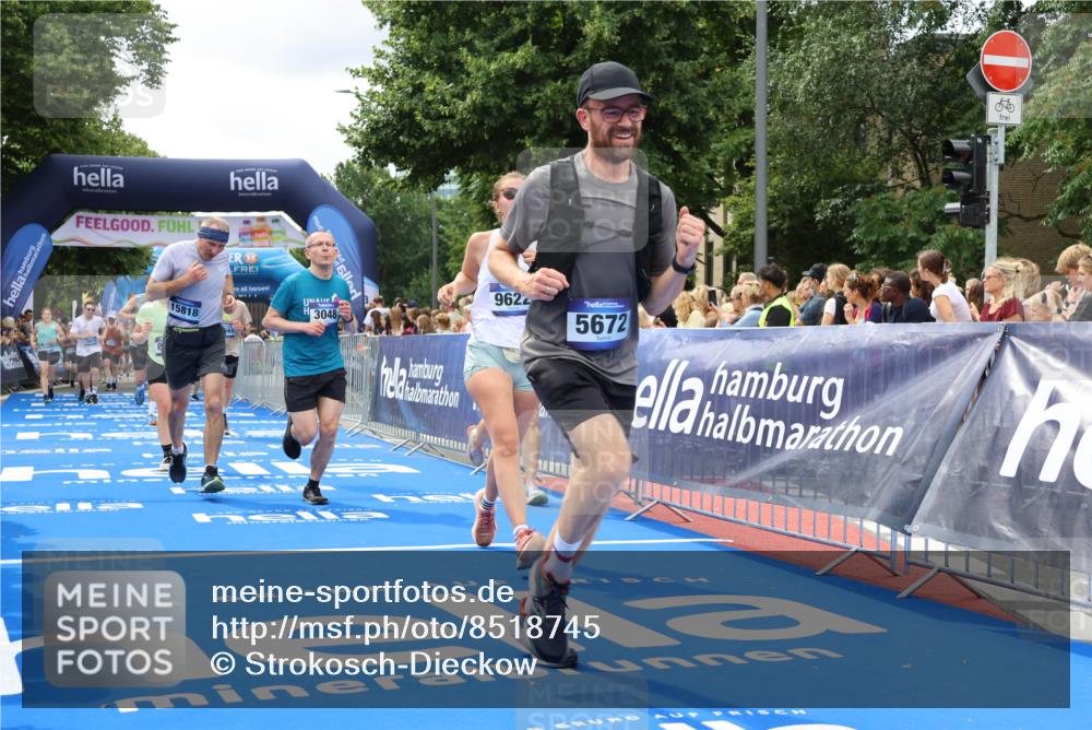 29.06.2025 - hella hamburg halbmarathon Strokosch-Dieckow http://msf.ph/oto/8518745 29.06.2025 10:56:23 Ziel 1583, 3048, 4029, 5672, 6399, 7547, 7742, 8863, 9622, 10665, 11231, 11309, 15300, 15407, 15818, 16257, 16261, 16375, 17268, 17734, 18117, 18495, 18652, 18741, 18746, 18835 meine-sportfotos.de