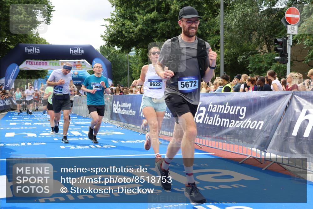 29.06.2025 - hella hamburg halbmarathon Strokosch-Dieckow http://msf.ph/oto/8518753 29.06.2025 10:56:23 Ziel 1583, 3048, 4029, 5672, 6399, 7547, 7742, 8863, 9622, 10665, 11231, 11309, 15300, 15407, 15818, 16257, 16261, 16375, 17268, 17734, 18117, 18495, 18652, 18741, 18746, 18835 meine-sportfotos.de