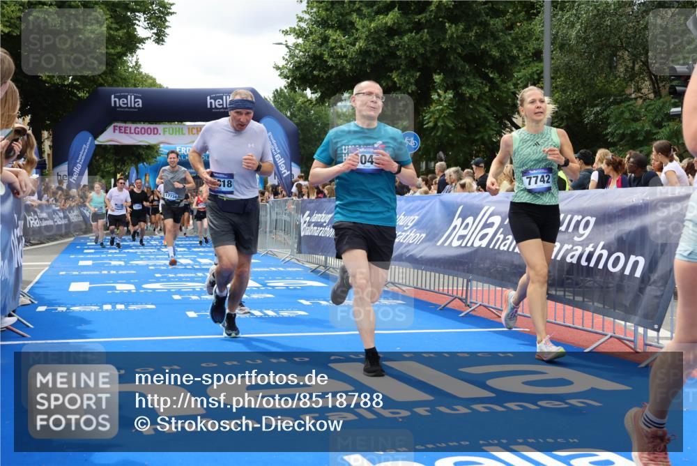 29.06.2025 - hella hamburg halbmarathon Strokosch-Dieckow http://msf.ph/oto/8518788 29.06.2025 10:56:24 Ziel 1583, 3048, 4029, 5672, 5744, 6399, 7547, 7742, 8863, 9622, 10093, 10665, 11231, 11309, 15300, 15407, 15818, 16257, 16261, 16375, 17268, 17734, 18117, 18495, 18652, 18741, 18746, 18835 meine-sportfotos.de