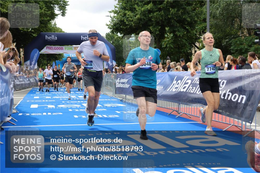 29.06.2025 - hella hamburg halbmarathon Strokosch-Dieckow http://msf.ph/oto/8518793 29.06.2025 10:56:24 Ziel 1583, 3048, 4029, 5672, 5744, 6399, 7547, 7742, 8863, 9622, 10093, 10665, 11231, 11309, 15300, 15407, 15818, 16257, 16261, 16375, 17268, 17734, 18117, 18495, 18652, 18741, 18746, 18835 meine-sportfotos.de