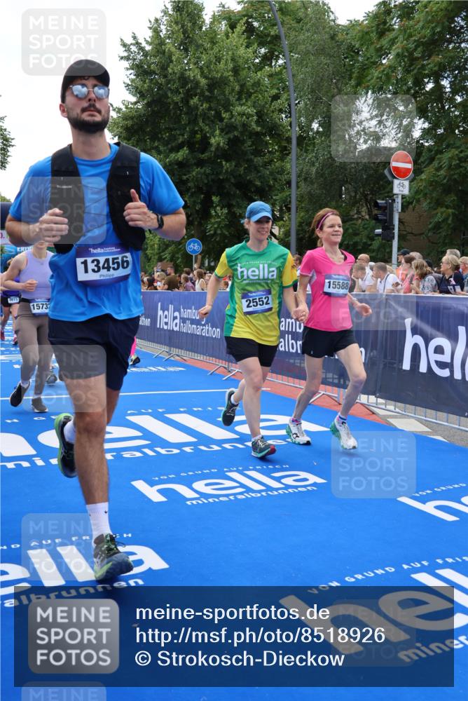 29.06.2025 - hella hamburg halbmarathon Strokosch-Dieckow http://msf.ph/oto/8518926 29.06.2025 11:46:05 Ziel 1230, 2113, 2552, 2974, 3242, 3808, 6124, 6161, 6200, 7108, 7585, 8615, 8674, 8811, 10001, 11244, 13442, 13456, 13773, 14130, 15380, 15551, 15588, 15732, 15762, 15833, 15876, 16632, 16837, 16953, 18482, 19168 meine-sportfotos.de