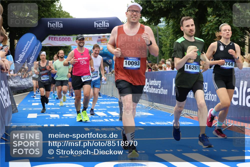 29.06.2025 - hella hamburg halbmarathon Strokosch-Dieckow http://msf.ph/oto/8518970 29.06.2025 10:56:32 Ziel 1583, 2083, 3413, 4152, 5721, 5744, 6399, 6416, 6759, 7037, 8311, 8542, 8652, 8744, 8863, 9562, 10093, 10665, 11083, 12509, 13863, 15145, 15407, 16257, 16261, 17259, 17268, 17734, 18340, 18746, 18835, 18899, 19120 meine-sportfotos.de