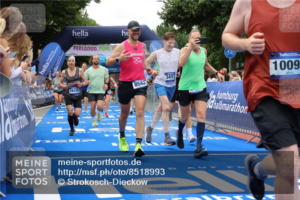 29.06.2025 - hella hamburg halbmarathon Strokosch-Dieckow http://msf.ph/oto/8518993 29.06.2025 10:56:32 Ziel 1583, 2083, 3413, 4152, 5721, 5744, 6399, 6416, 6759, 7037, 8311, 8542, 8652, 8744, 8863, 9562, 10093, 10665, 11083, 12509, 13863, 15145, 15407, 16257, 16261, 17259, 17268, 17734, 18340, 18746, 18835, 18899, 19120 meine-sportfotos.de