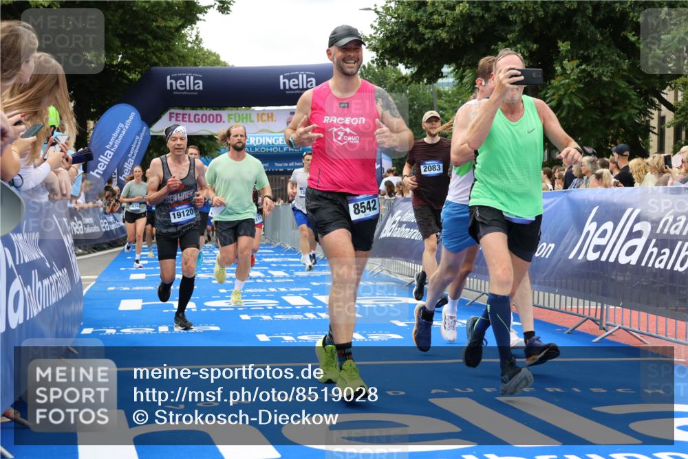29.06.2025 - hella hamburg halbmarathon Strokosch-Dieckow http://msf.ph/oto/8519028 29.06.2025 10:56:33 Ziel 1583, 2083, 3413, 4152, 5721, 5744, 6399, 6416, 6759, 7037, 7646, 8311, 8542, 8652, 8744, 9488, 9562, 10093, 11083, 11870, 12509, 13863, 15145, 15407, 16257, 16261, 17259, 17268, 17734, 18340, 18746, 18835, 18899, 19120 meine-sportfotos.de