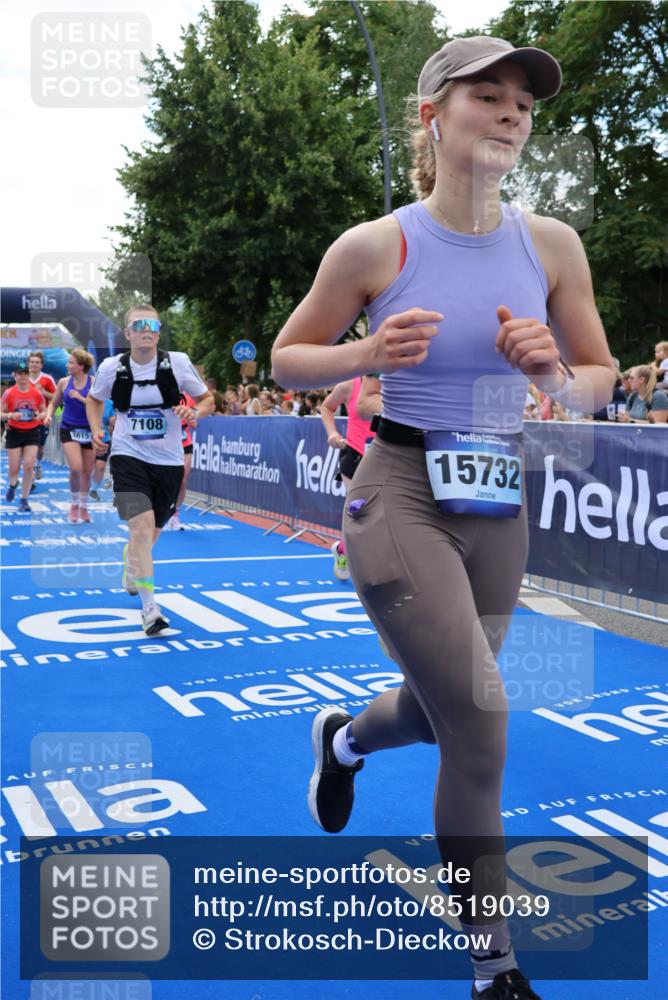 29.06.2025 - hella hamburg halbmarathon Strokosch-Dieckow http://msf.ph/oto/8519039 29.06.2025 11:46:06 Ziel 1230, 2113, 2552, 2858, 2974, 3242, 3808, 6124, 6161, 6200, 7108, 7585, 8615, 8811, 11244, 13442, 13456, 13773, 14130, 15380, 15551, 15588, 15732, 15762, 15833, 15876, 16632, 16837, 16953, 18482, 19168 meine-sportfotos.de