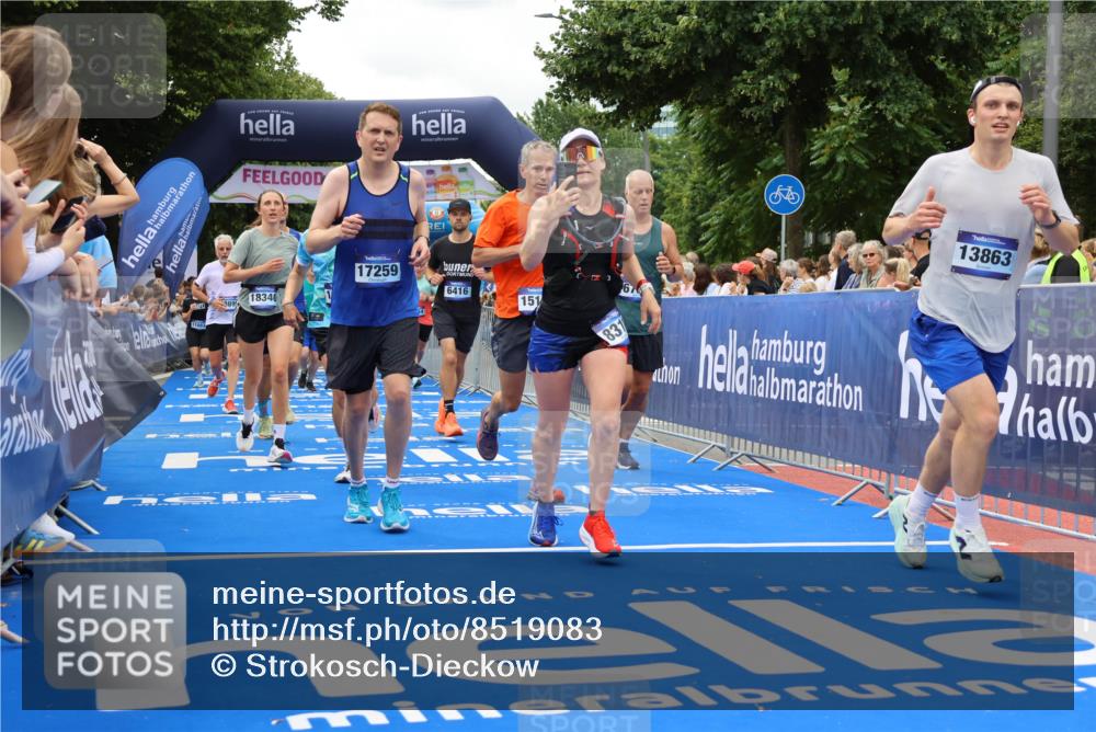 29.06.2025 - hella hamburg halbmarathon Strokosch-Dieckow http://msf.ph/oto/8519083 29.06.2025 10:56:36 Ziel 1583, 2083, 3413, 4152, 5721, 5744, 6416, 6759, 7037, 7646, 8311, 8542, 8652, 8744, 8996, 9488, 9562, 10093, 11083, 11870, 12509, 13863, 14369, 15134, 15145, 15407, 15712, 16043, 16121, 16261, 17259, 17268, 18340, 18634, 18746, 18835, 18899, 19120 meine-sportfotos.de