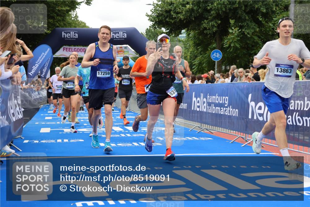 29.06.2025 - hella hamburg halbmarathon Strokosch-Dieckow http://msf.ph/oto/8519091 29.06.2025 10:56:36 Ziel 1583, 2083, 3413, 4152, 5721, 5744, 6416, 6759, 7037, 7646, 8311, 8542, 8652, 8744, 8996, 9488, 9562, 10093, 11083, 11870, 12509, 13863, 14369, 15134, 15145, 15407, 15712, 16043, 16121, 16261, 17259, 17268, 18340, 18634, 18746, 18835, 18899, 19120 meine-sportfotos.de