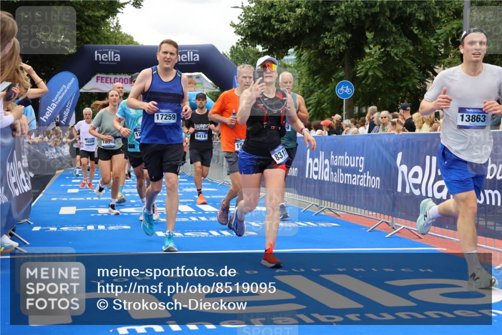 29.06.2025 - hella hamburg halbmarathon Strokosch-Dieckow http://msf.ph/oto/8519095 29.06.2025 10:56:36 Ziel 1583, 2083, 3413, 4152, 5721, 5744, 6416, 6759, 7037, 7646, 8311, 8542, 8652, 8744, 8996, 9488, 9562, 10093, 11083, 11870, 12509, 13863, 14369, 15134, 15145, 15407, 15712, 16043, 16121, 16261, 17259, 17268, 18340, 18634, 18746, 18835, 18899, 19120 meine-sportfotos.de