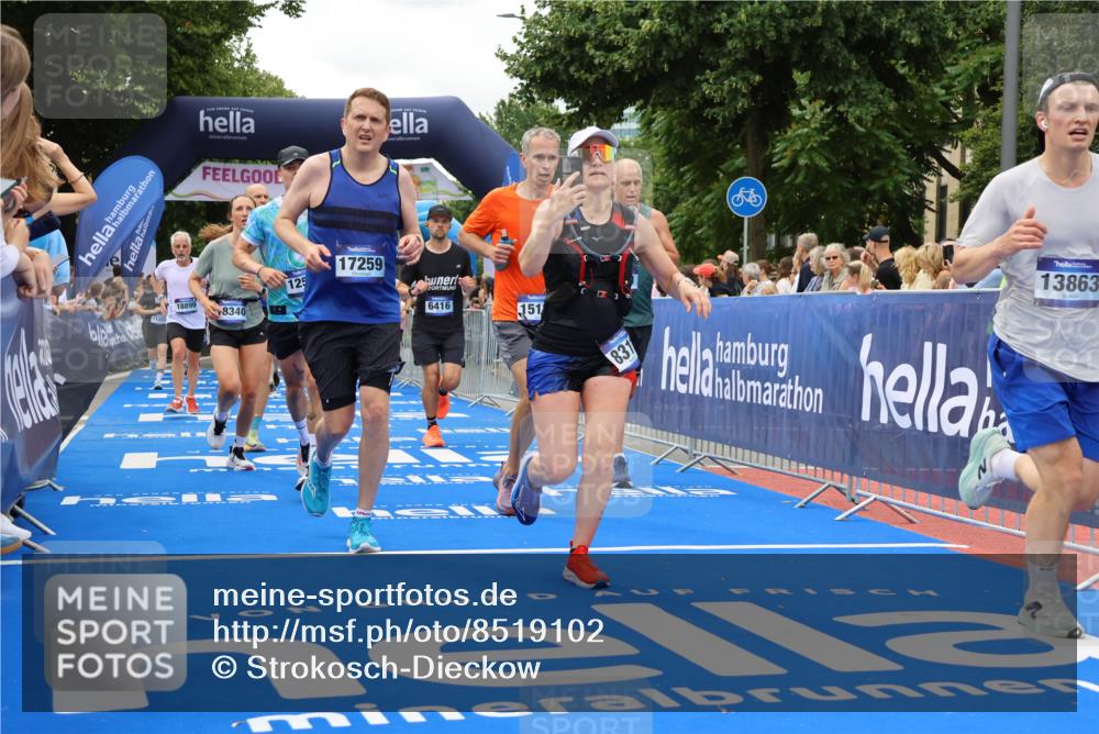 29.06.2025 - hella hamburg halbmarathon Strokosch-Dieckow http://msf.ph/oto/8519102 29.06.2025 10:56:36 Ziel 1583, 2083, 3413, 4152, 5721, 5744, 6416, 6759, 7037, 7646, 8311, 8542, 8652, 8744, 8996, 9488, 9562, 10093, 11083, 11870, 12509, 13863, 14369, 15134, 15145, 15407, 15712, 16043, 16121, 16261, 17259, 17268, 18340, 18634, 18746, 18835, 18899, 19120 meine-sportfotos.de