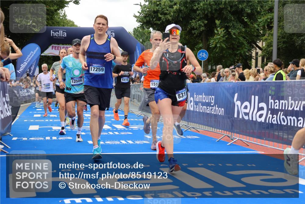 29.06.2025 - hella hamburg halbmarathon Strokosch-Dieckow http://msf.ph/oto/8519123 29.06.2025 10:56:36 Ziel 1583, 2083, 3413, 4152, 5721, 5744, 6416, 6759, 7037, 7646, 8311, 8542, 8652, 8744, 8996, 9488, 9562, 10093, 11083, 11870, 12509, 13863, 14369, 15134, 15145, 15407, 15712, 16043, 16121, 16261, 17259, 17268, 18340, 18634, 18746, 18835, 18899, 19120 meine-sportfotos.de