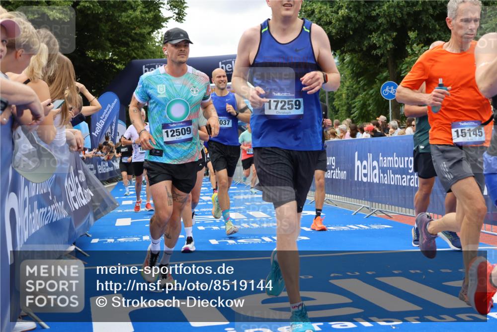29.06.2025 - hella hamburg halbmarathon Strokosch-Dieckow http://msf.ph/oto/8519144 29.06.2025 10:56:37 Ziel 1583, 2083, 3413, 4152, 5721, 5744, 6416, 6759, 7037, 7646, 8311, 8542, 8652, 8744, 8996, 9488, 9562, 10093, 11083, 11870, 12509, 13863, 14369, 15134, 15145, 15431, 15712, 16043, 16121, 17259, 18340, 18634, 18746, 18835, 18899, 19120 meine-sportfotos.de