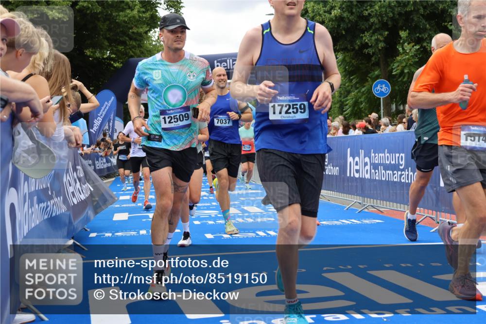 29.06.2025 - hella hamburg halbmarathon Strokosch-Dieckow http://msf.ph/oto/8519150 29.06.2025 10:56:37 Ziel 1583, 2083, 3413, 4152, 5721, 5744, 6416, 6759, 7037, 7646, 8311, 8542, 8652, 8744, 8996, 9488, 9562, 10093, 11083, 11870, 12509, 13863, 14369, 15134, 15145, 15431, 15712, 16043, 16121, 17259, 18340, 18634, 18746, 18835, 18899, 19120 meine-sportfotos.de