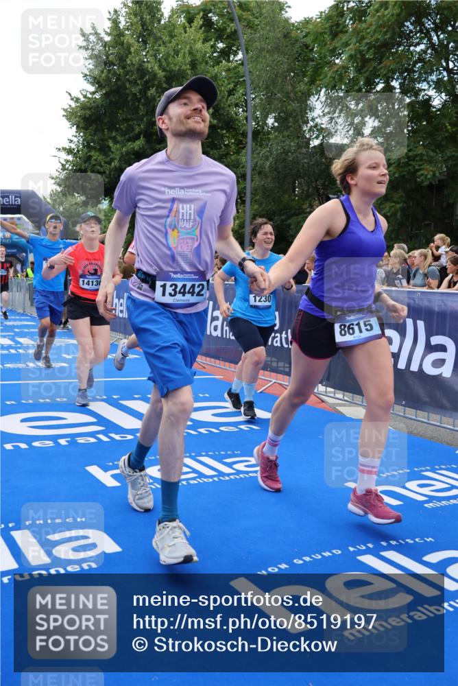 29.06.2025 - hella hamburg halbmarathon Strokosch-Dieckow http://msf.ph/oto/8519197 29.06.2025 11:46:09 Ziel 1230, 2113, 2552, 2858, 2974, 3242, 3808, 6124, 6161, 7108, 7513, 8615, 10123, 10322, 13442, 13456, 14043, 14130, 15380, 15588, 15732, 15833, 15876, 16953, 18482, 19168 meine-sportfotos.de