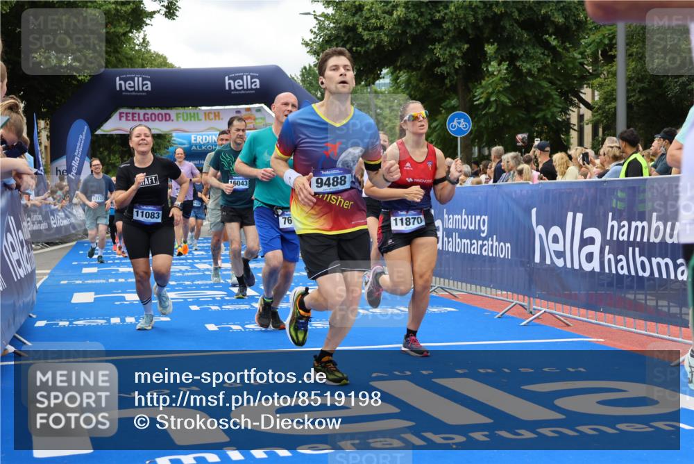 29.06.2025 - hella hamburg halbmarathon Strokosch-Dieckow http://msf.ph/oto/8519198 29.06.2025 10:56:40 Ziel 2083, 2378, 3836, 4152, 5721, 6416, 6759, 7037, 7646, 8311, 8744, 8825, 8996, 9488, 9562, 11083, 11870, 12509, 13863, 14369, 14461, 15134, 15145, 15431, 15712, 16043, 16121, 17133, 17259, 18340, 18634, 18899, 19120 meine-sportfotos.de