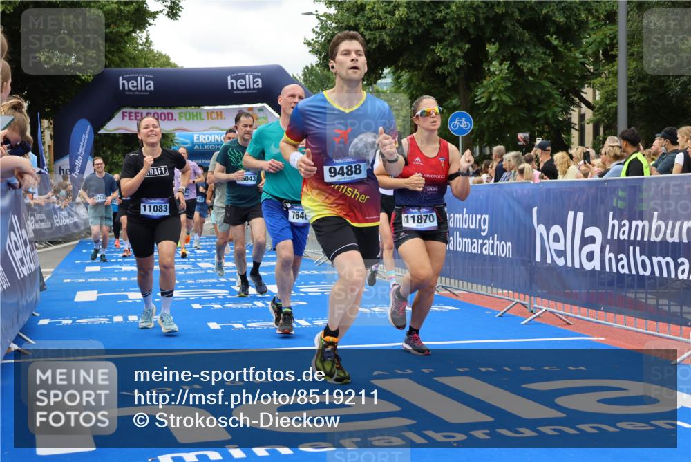 29.06.2025 - hella hamburg halbmarathon Strokosch-Dieckow http://msf.ph/oto/8519211 29.06.2025 10:56:40 Ziel 2083, 2378, 3836, 4152, 5721, 6416, 6759, 7037, 7646, 8311, 8744, 8825, 8996, 9488, 9562, 11083, 11870, 12509, 13863, 14369, 14461, 15134, 15145, 15431, 15712, 16043, 16121, 17133, 17259, 18340, 18634, 18899, 19120 meine-sportfotos.de