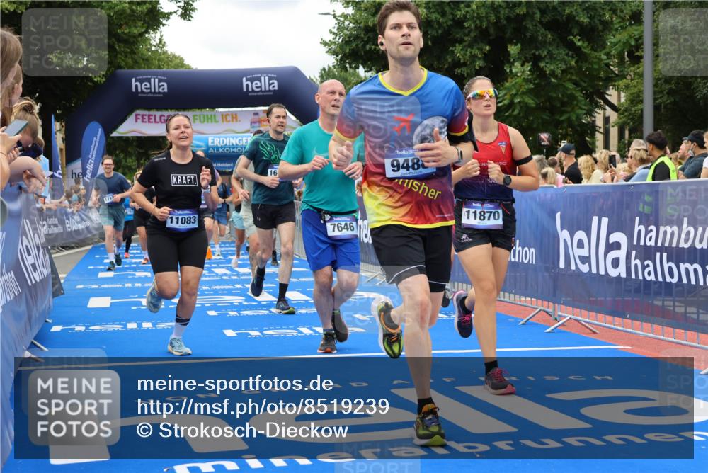 29.06.2025 - hella hamburg halbmarathon Strokosch-Dieckow http://msf.ph/oto/8519239 29.06.2025 10:56:40 Ziel 2083, 2378, 3836, 4152, 5721, 6416, 6759, 7037, 7646, 8311, 8744, 8825, 8996, 9488, 9562, 11083, 11870, 12509, 13863, 14369, 14461, 15134, 15145, 15431, 15712, 16043, 16121, 17133, 17259, 18340, 18634, 18899, 19120 meine-sportfotos.de