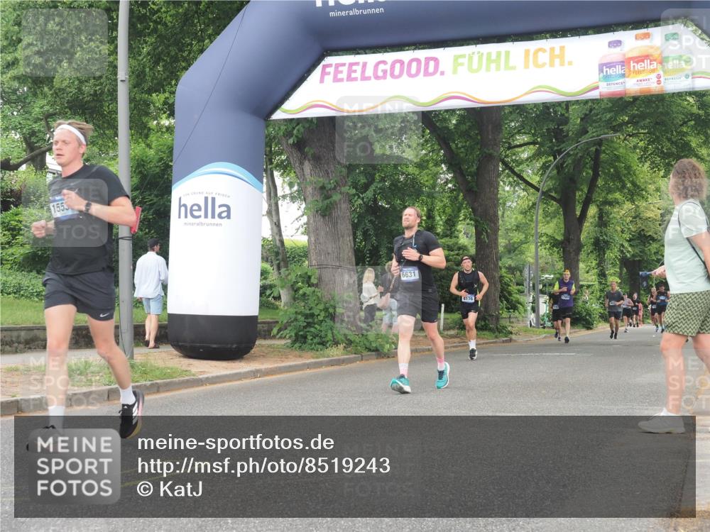 29.06.2025 - hella hamburg halbmarathon KatJ http://msf.ph/oto/8519243 29.06.2025 10:49:03 Zwischen KM18-KM19 4095, 6631, 6674 meine-sportfotos.de