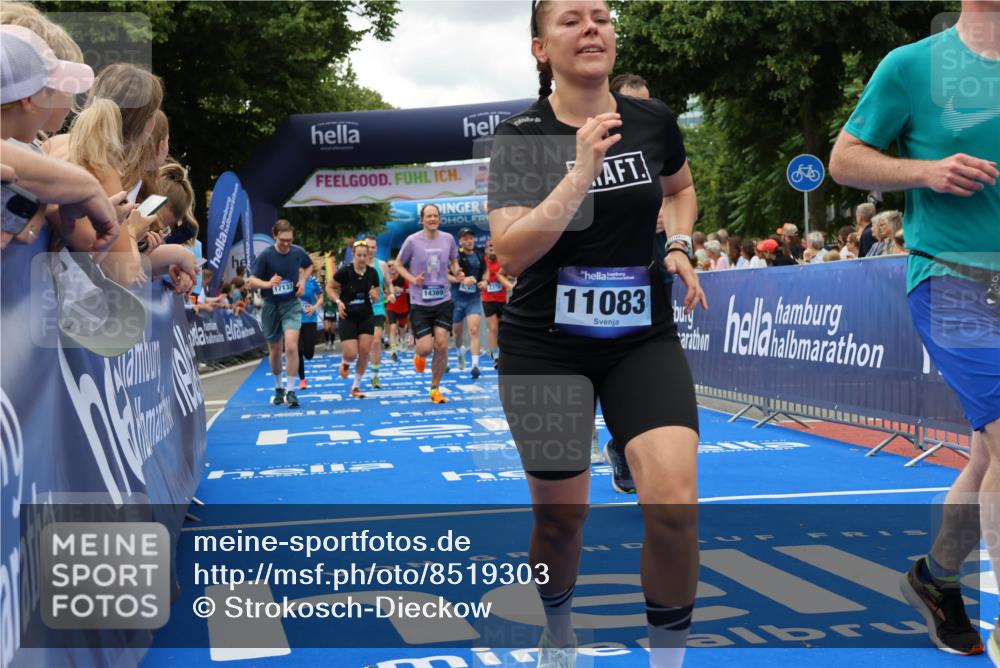 29.06.2025 - hella hamburg halbmarathon Strokosch-Dieckow http://msf.ph/oto/8519303 29.06.2025 10:56:41 Ziel 2083, 2378, 3836, 4152, 5721, 6416, 6759, 7037, 7646, 8311, 8744, 8825, 8996, 9488, 11083, 11870, 12509, 13816, 13863, 14369, 14461, 15134, 15145, 15431, 15712, 16008, 16009, 16043, 16121, 17133, 17259, 18340, 18634, 18899, 19120 meine-sportfotos.de